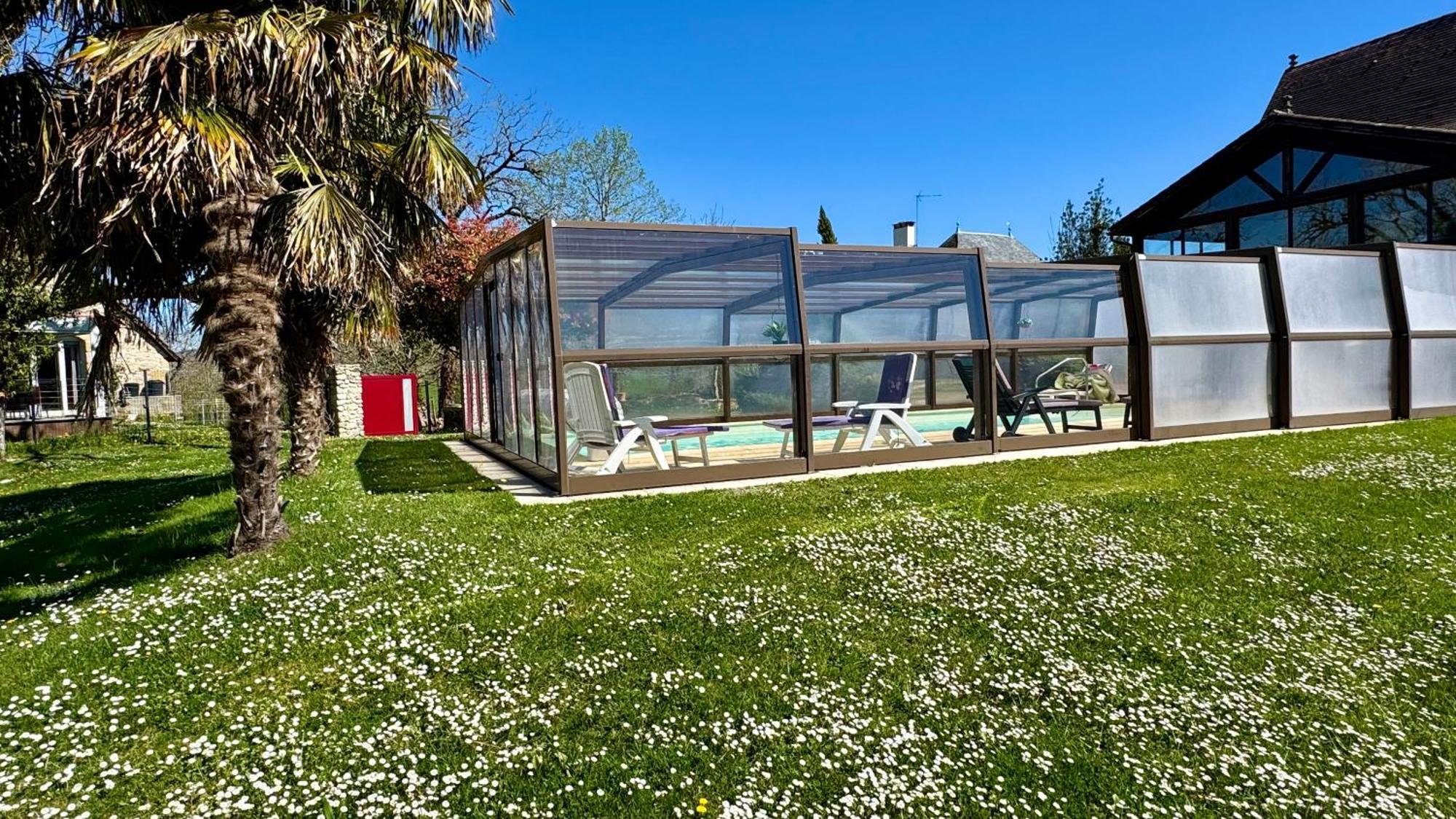 Maison De Charme Piscine Couverte Chauffee Mayrinhac-Lentour Exterior foto